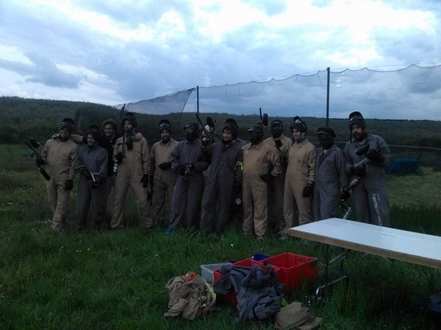 Grupo de paintball preparado para empezar